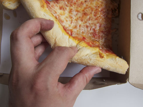 Como segurar corretamente na borda da fatia de pizza